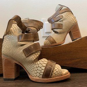 Freebird by Steve Madden Bond White Snake Skin Sandals